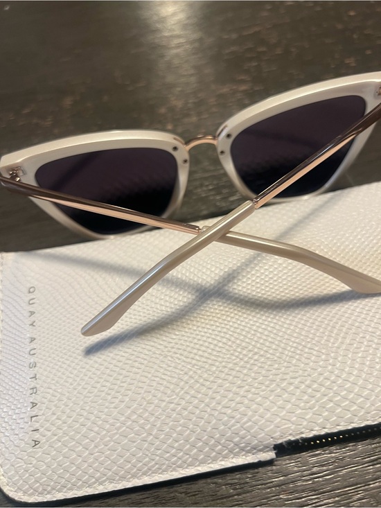 Stylish Cream Cat-Eye Sunglasses with Gradient Lenses